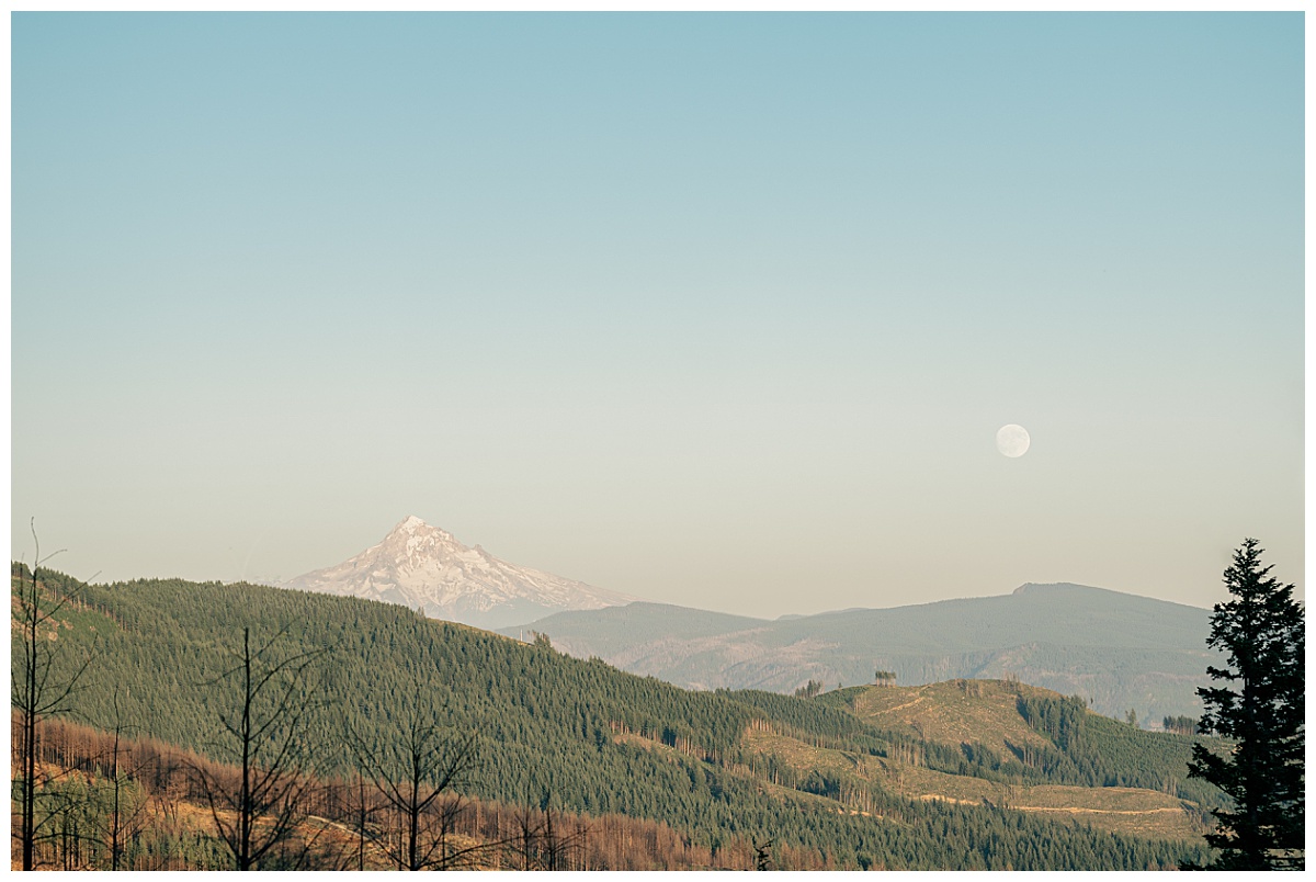 moon is above mountains in Washington state by Minnesota wedding photographer