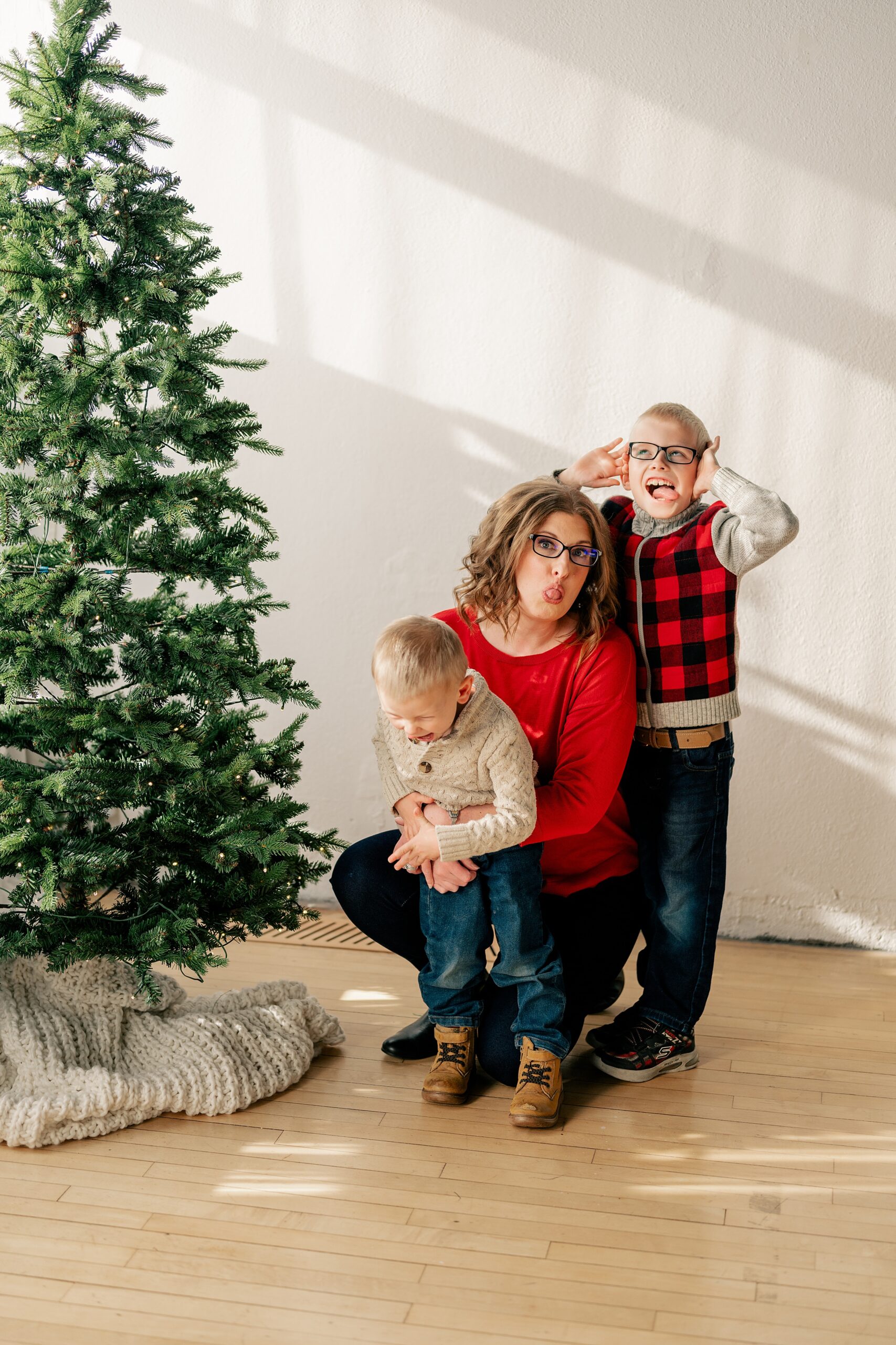 Photo of mom and sons making silly faces by Minnesota Family Photographer