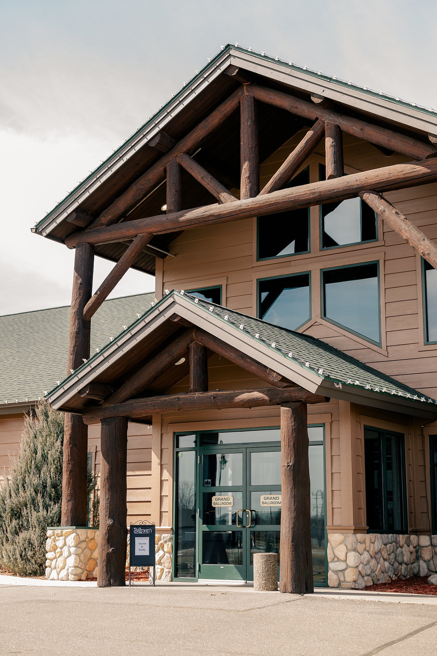 The Grands at Mulligan for Minnesota Spring Wedding